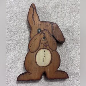 VINTAGE WOODEN BUNNY RABBIT. CUTE PEAKING SHELF DECOR. HAND PAINTED‎ 9” X 5.5”